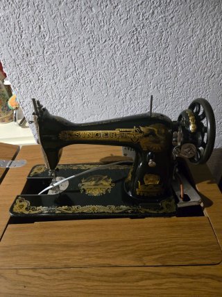 Máquina de coser Singer antigua decorada