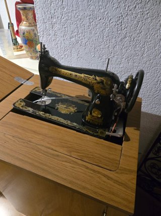 Máquina de coser Singer antigua decorada