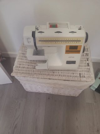 Máquina de coser Lervia con pedal