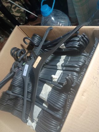 Perchas de plástico negras