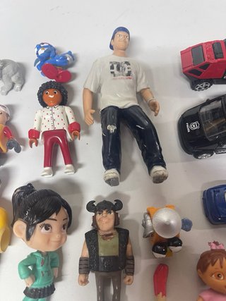 Lote de figuras y coches de juguete