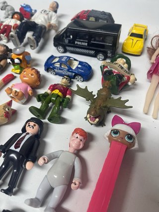 Lote de figuras y coches de juguete