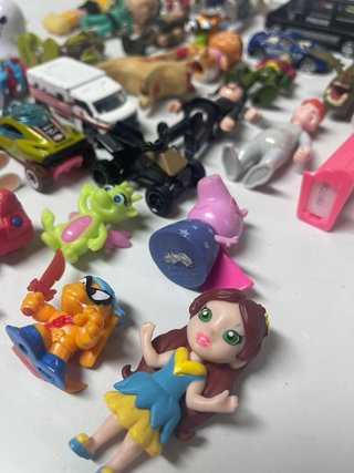Lote de figuras y coches de juguete