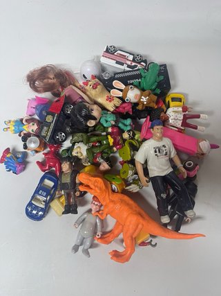 Lote de figuras y coches de juguete