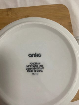 Tabla de quesos con cuenco y cuchillos