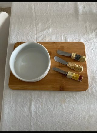 Tabla de quesos con cuenco y cuchillos