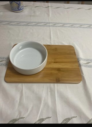 Tabla de quesos con cuenco y cuchillos