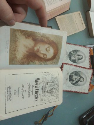 Conjunto de libros religiosos y emblemas de tela