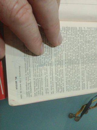Conjunto de libros religiosos y emblemas de tela