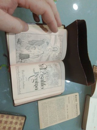 Conjunto de libros religiosos y emblemas de tela