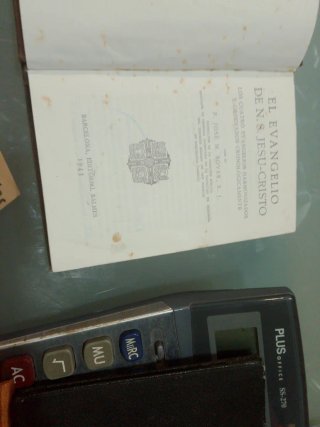 Conjunto de libros religiosos y emblemas de tela