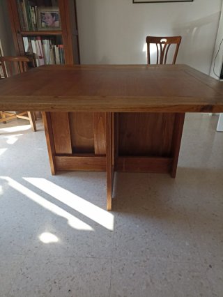 Mesa de comedor plegable de madera de teka.