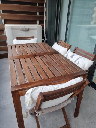 Mesa extensible madera y 4 sillas exterior
