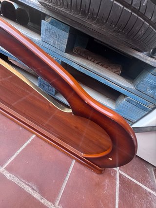 Cabecero de madera con diseño curvo