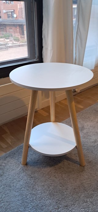 Mesa auxiliar redonda blanca y madera