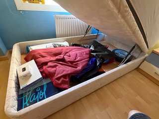 Dormitorio con cama, escritorio, mesita + regalos