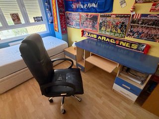 Dormitorio con cama, escritorio, mesita + regalos