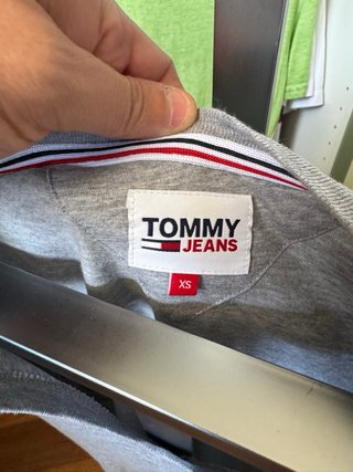 Camiseta Tommy Jeans Gris Cuello Pico Talla XS