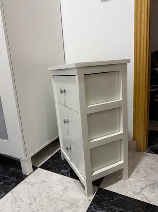 Mesita de noche y cajonera blanca de madera