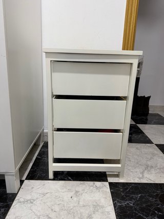 Mesita de noche y cajonera blanca de madera