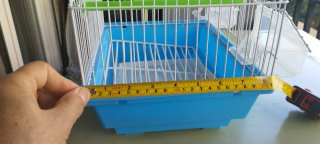 Jaula para pájaros azul y transparente