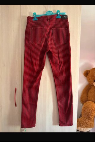 Pantalones rojos de rayas