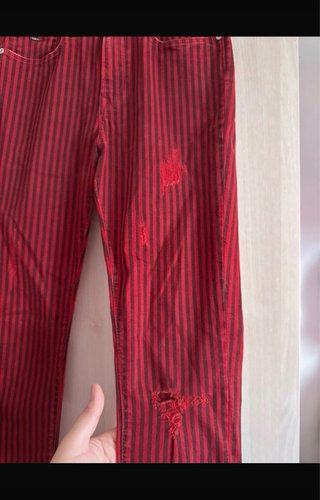 Pantalones rojos de rayas