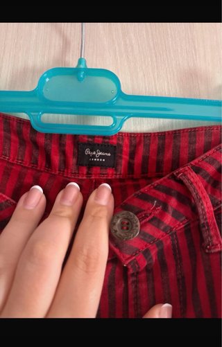 Pantalones rojos de rayas