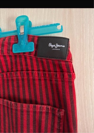 Pantalones rojos de rayas