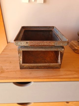 Cajón metálico antiguo