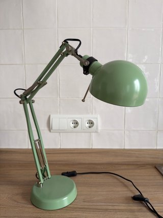 Lámpara de escritorio verde ajustable