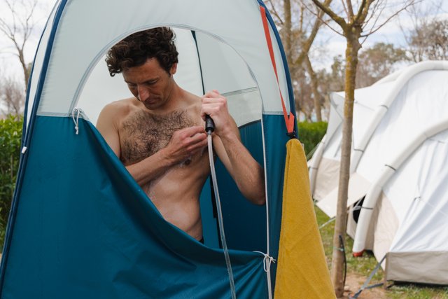 Ducha solar a presión 10 Litros Quechua