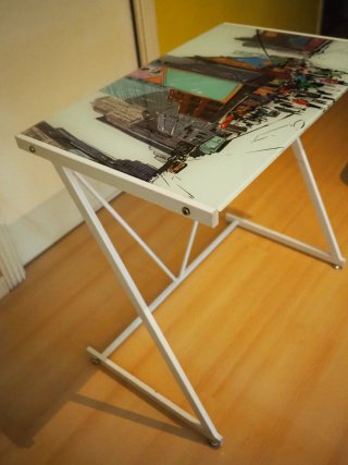 Mesa de cristal con diseño urbano