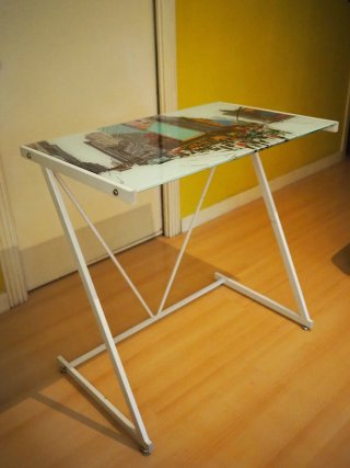 Mesa de cristal con diseño urbano
