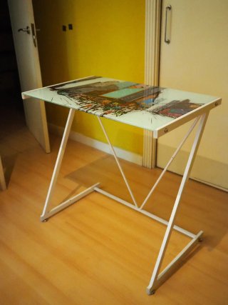 Mesa de cristal con diseño urbano