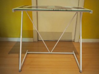 Mesa de cristal con diseño urbano