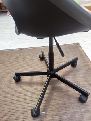 Silla de escritorio negra moderna
