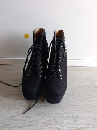 Botines negros con tachuelas