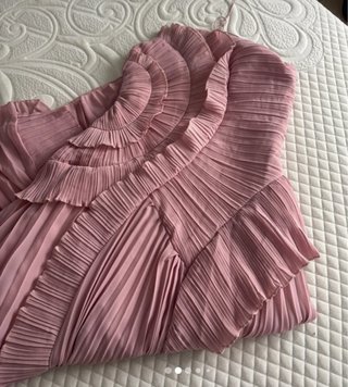 Vestido rosa plisado para eventos