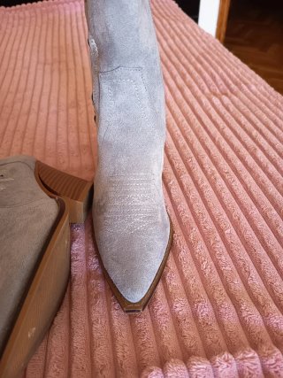 Botas de tacón con bordado