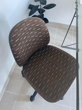 Silla de escritorio marrón con ruedas