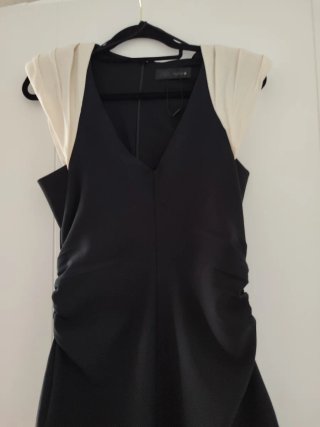 Vestido midi negro con hombreras