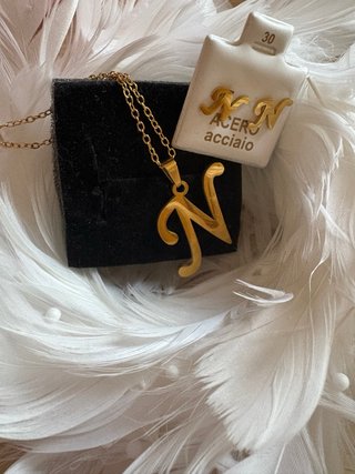 Collar y pendientes letra N dorados