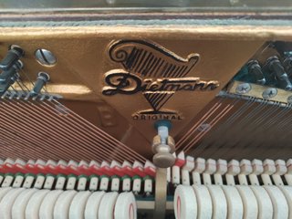 Piano Dietmann de pared