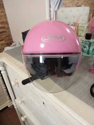 Casco de moto rosa JFM