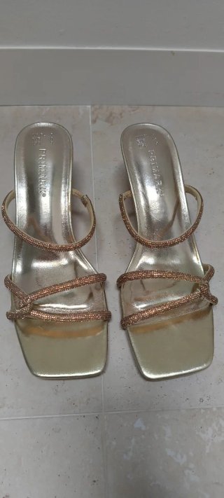 Sandalias tacón doradas Primark