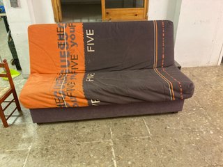 Sofá cama tela marrón y naranja