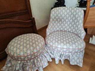 Sillón y reposapiés estampado