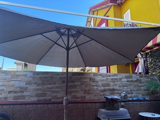 Mesa de cristal y metal para exterior