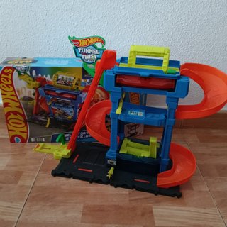 Hot Wheels Tunnel Twist Car Wash